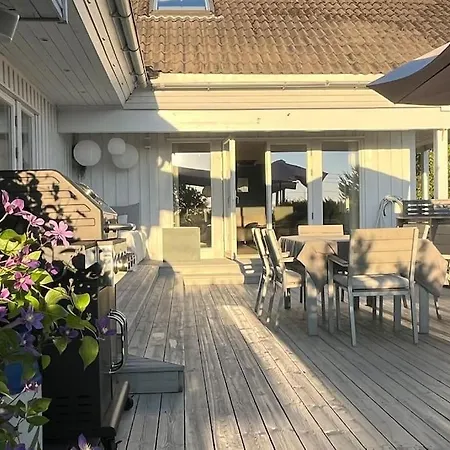 Romslig Hjem Med Stor Uteplass Og Basseng Sellebakk