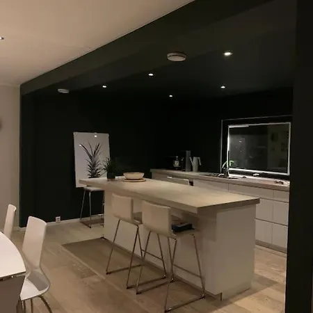Romslig Hjem Med Stor Uteplass Og Basseng *