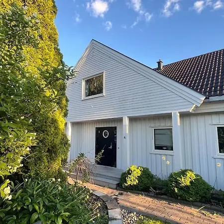 Romslig Hjem Med Stor Uteplass Og Basseng Hotel