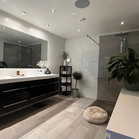 Romslig Hjem Med Stor Uteplass Og Basseng Hotel Sellebakk