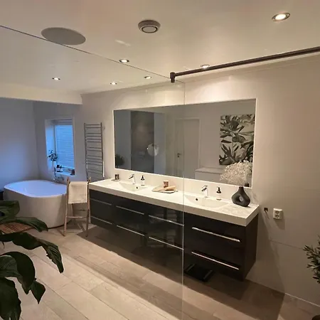 Romslig Hjem Med Stor Uteplass Og Basseng *